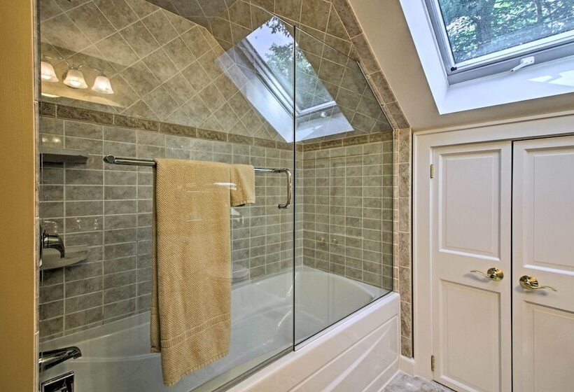 1/2 Mi To Beach: Lovely Guesthouse In Kennebunk!