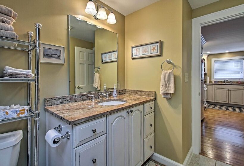 1/2 Mi To Beach: Lovely Guesthouse In Kennebunk!