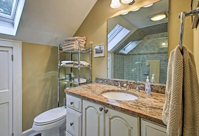 1/2 Mi To Beach: Lovely Guesthouse In Kennebunk!