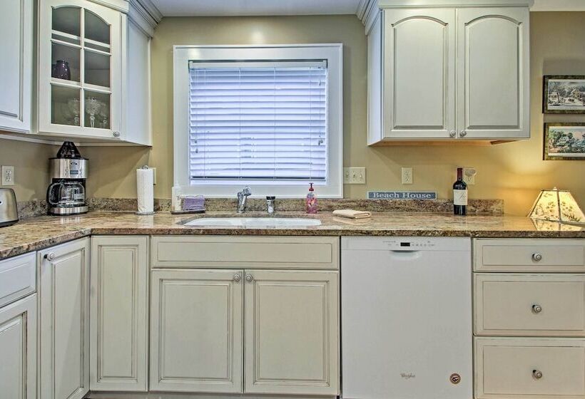 1/2 Mi To Beach: Lovely Guesthouse In Kennebunk!