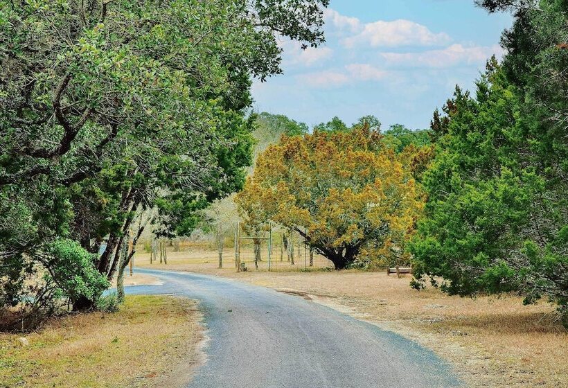 Peaceful Helotes Cabin: Fire Pit, 9 Mi To Old Town