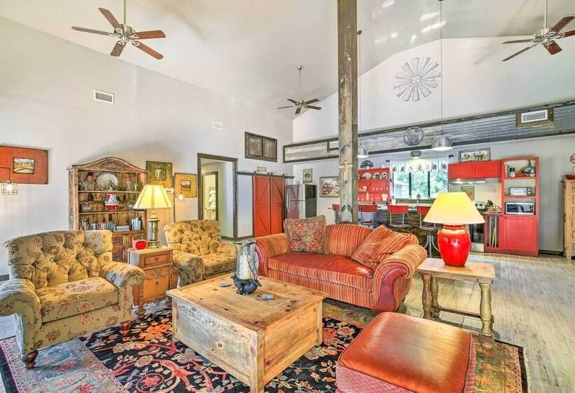 Peaceful Helotes Cabin: Fire Pit, 9 Mi To Old Town