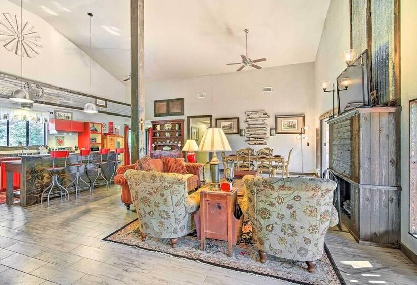 Peaceful Helotes Cabin: Fire Pit, 9 Mi To Old Town