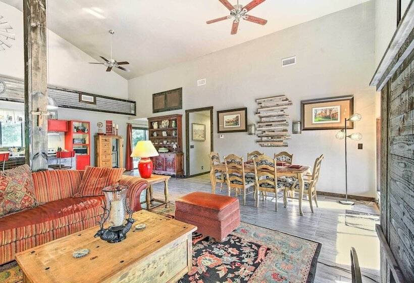 Peaceful Helotes Cabin: Fire Pit, 9 Mi To Old Town