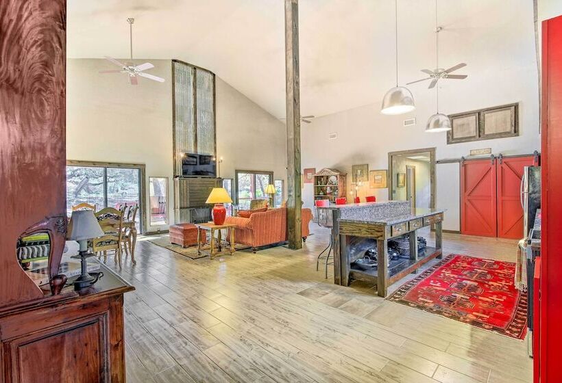 Peaceful Helotes Cabin: Fire Pit, 9 Mi To Old Town