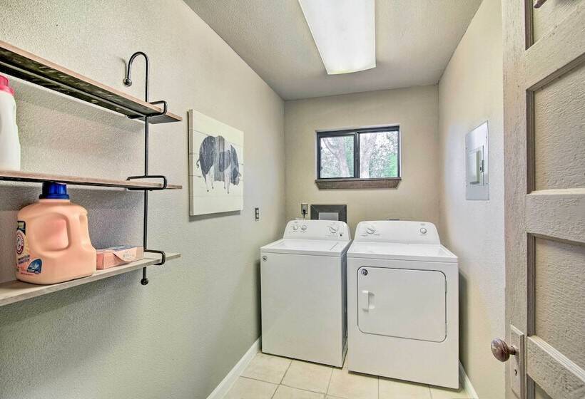 Peaceful Helotes Cabin: Fire Pit, 9 Mi To Old Town