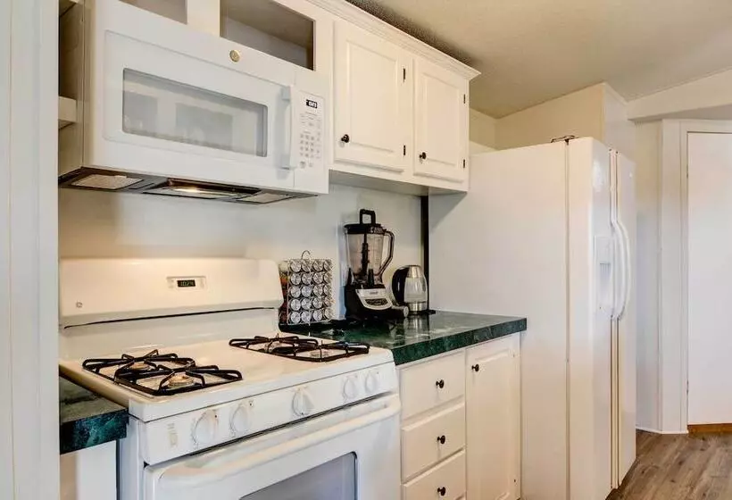 Peaceful Sandia Park Retreat W/ Deck & Views!