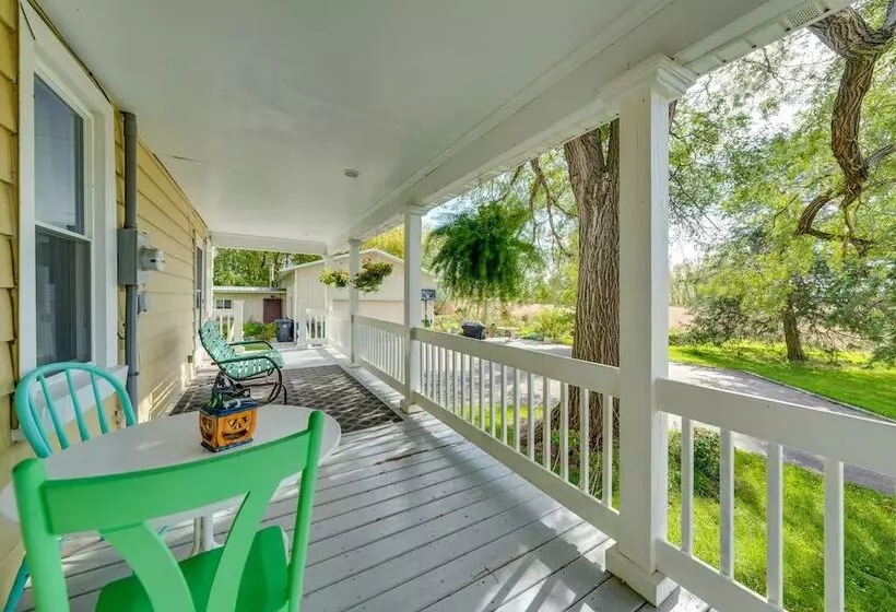 Quaint & Family Friendly Watertown Farmhouse!