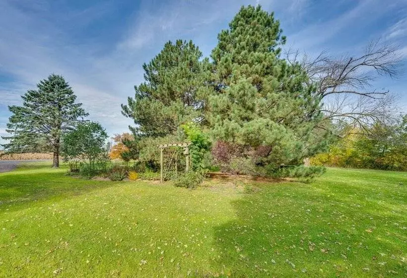 Quaint & Family Friendly Watertown Farmhouse!