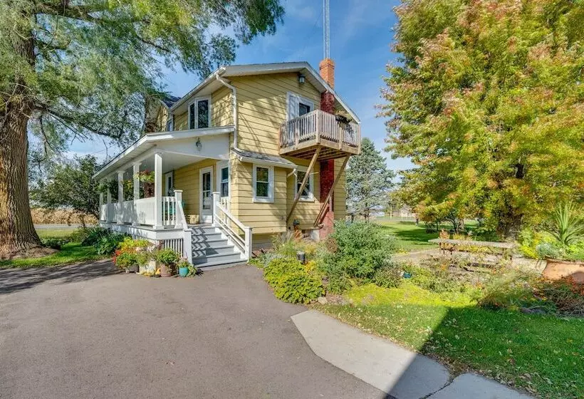 Quaint & Family Friendly Watertown Farmhouse!