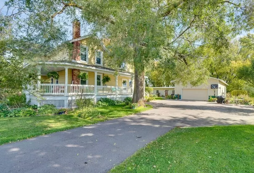 Quaint & Family Friendly Watertown Farmhouse!