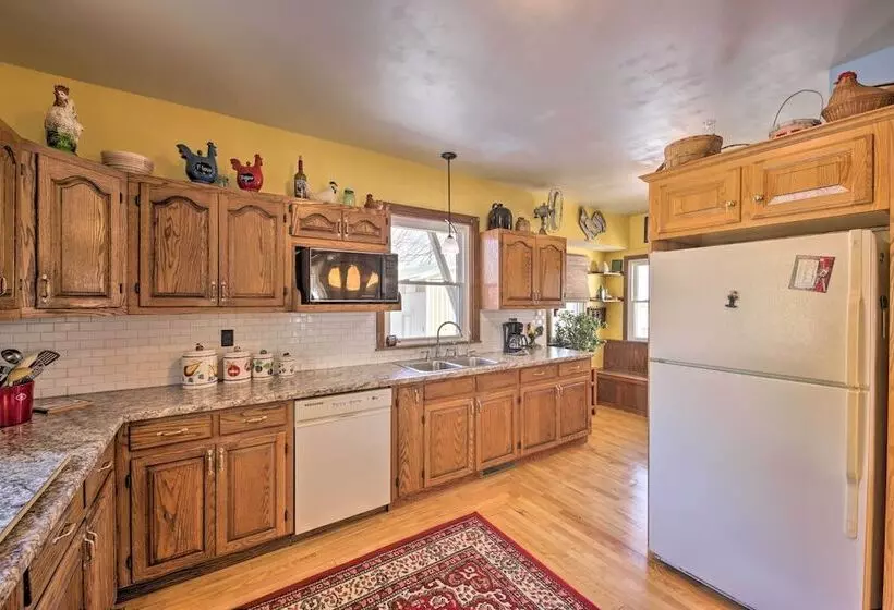 Quaint & Family Friendly Watertown Farmhouse!