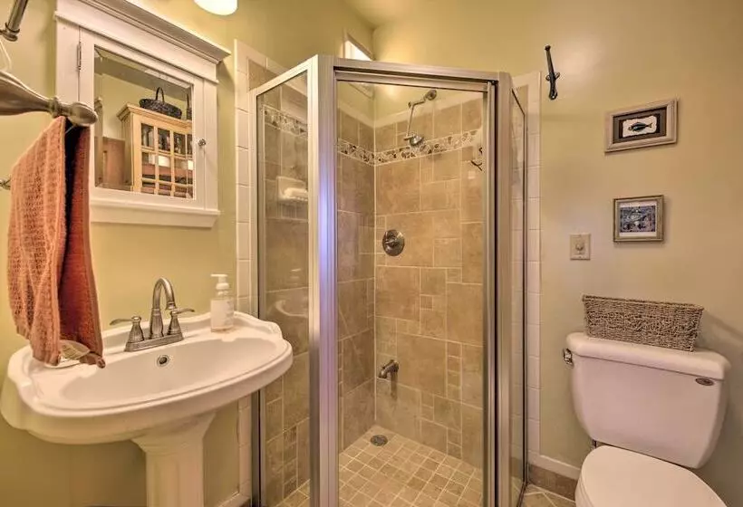 Quaint & Family Friendly Watertown Farmhouse!