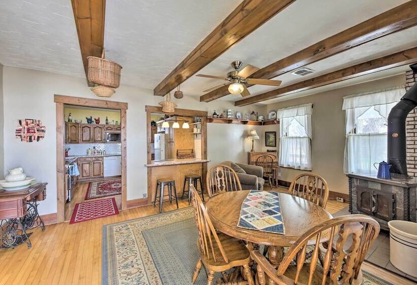 Quaint & Family Friendly Watertown Farmhouse!