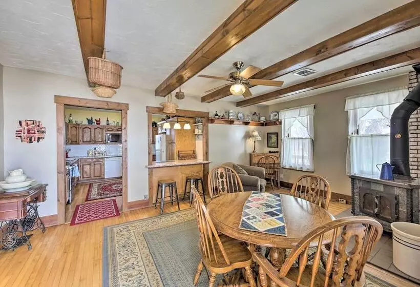 Quaint & Family Friendly Watertown Farmhouse!