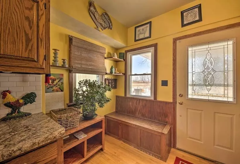 Quaint & Family Friendly Watertown Farmhouse!