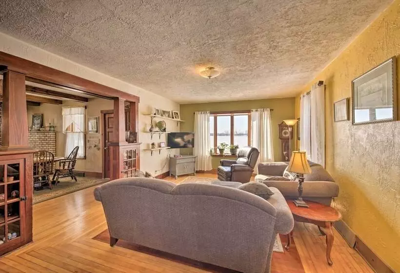 Quaint & Family Friendly Watertown Farmhouse!