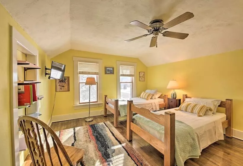 Quaint & Family Friendly Watertown Farmhouse!