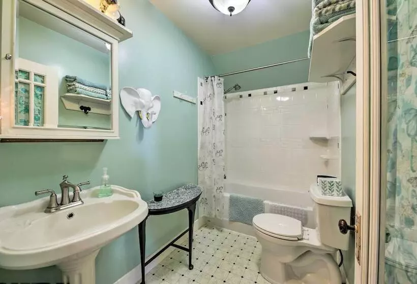 Quaint & Family Friendly Watertown Farmhouse!