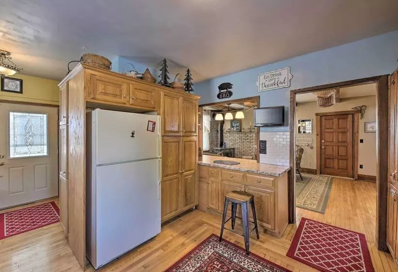 Quaint & Family Friendly Watertown Farmhouse!