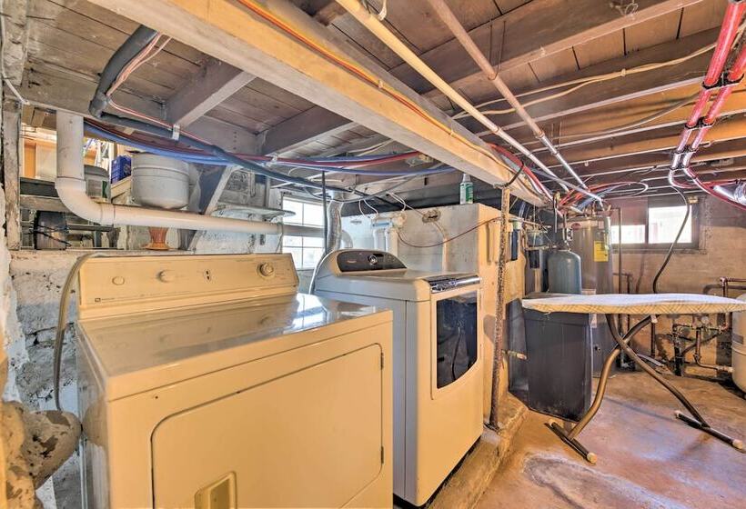 Quaint & Family Friendly Watertown Farmhouse!