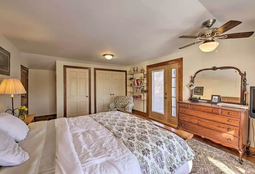 Quaint & Family Friendly Watertown Farmhouse!