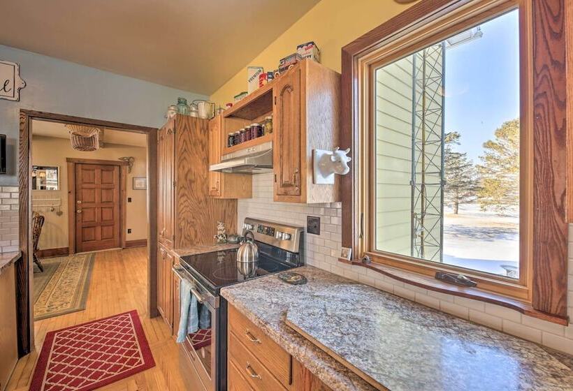 Quaint & Family Friendly Watertown Farmhouse!