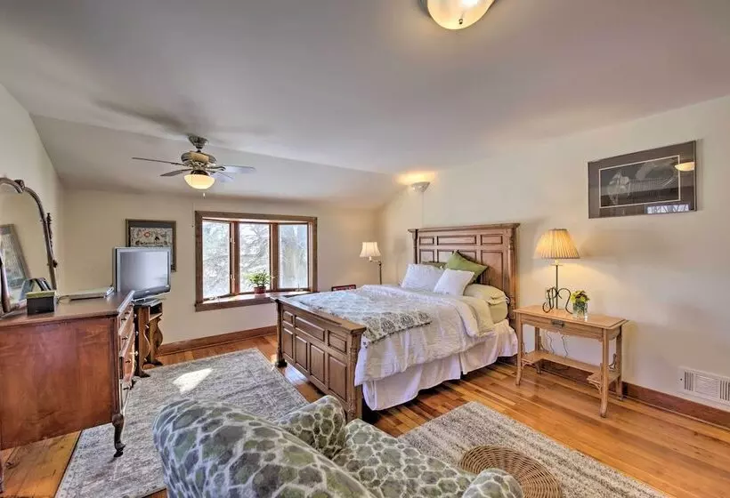 Quaint & Family Friendly Watertown Farmhouse!