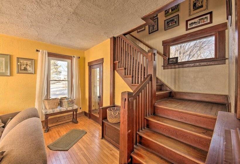 Quaint & Family Friendly Watertown Farmhouse!