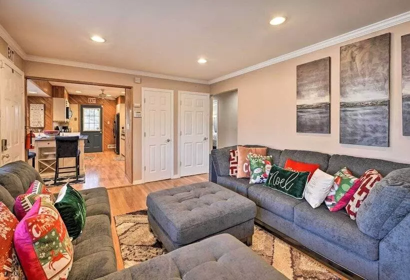 Quiet Commack Cottage W/ Pool, 8 Mi To Beach!