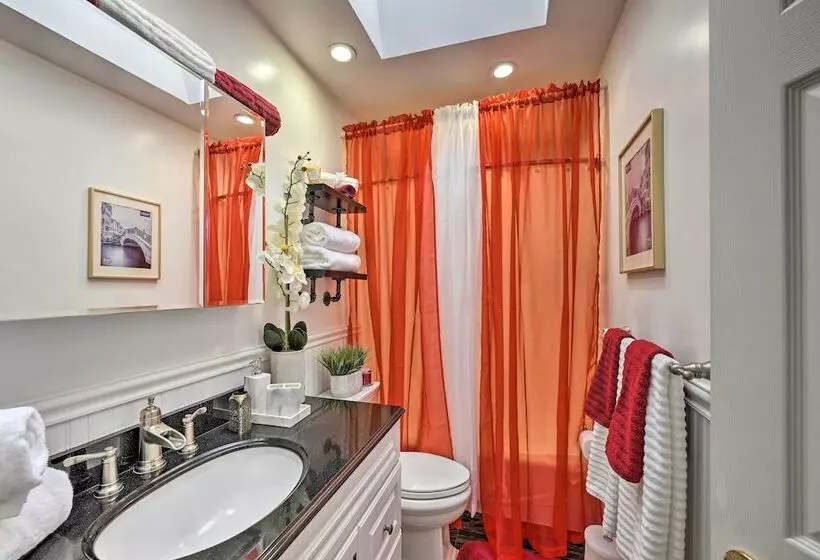 Quiet Commack Cottage W/ Pool, 8 Mi To Beach!