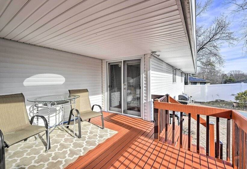 Quiet Commack Cottage W/ Pool, 8 Mi To Beach!