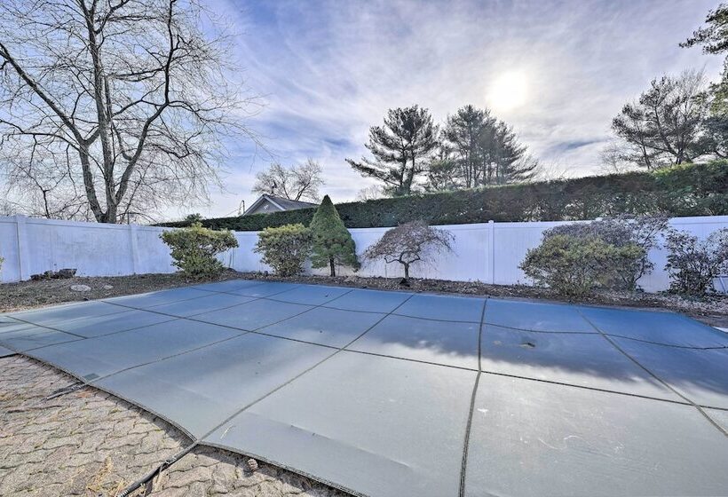Quiet Commack Cottage W/ Pool, 8 Mi To Beach!