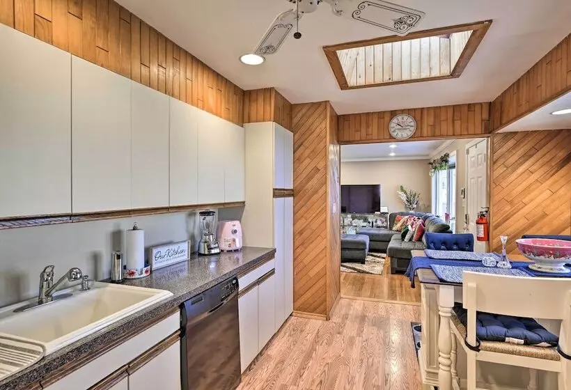 Quiet Commack Cottage W/ Pool, 8 Mi To Beach!