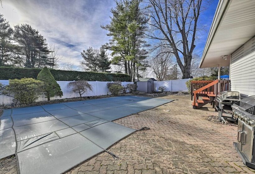 Quiet Commack Cottage W/ Pool, 8 Mi To Beach!