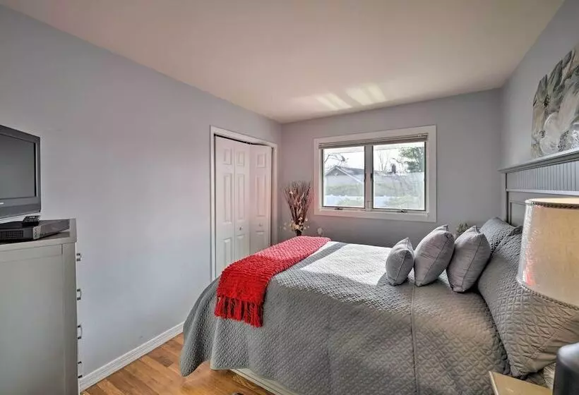 Quiet Commack Cottage W/ Pool, 8 Mi To Beach!