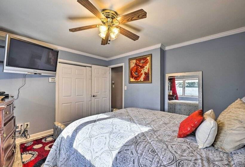 Quiet Commack Cottage W/ Pool, 8 Mi To Beach!