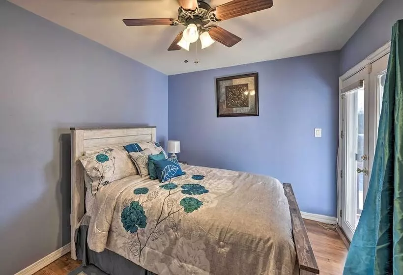 Quiet Commack Cottage W/ Pool, 8 Mi To Beach!