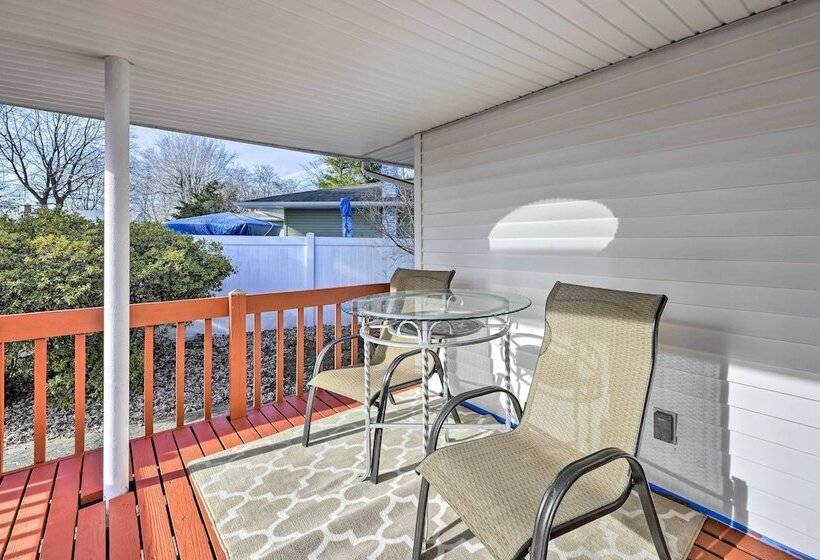 Quiet Commack Cottage W/ Pool, 8 Mi To Beach!