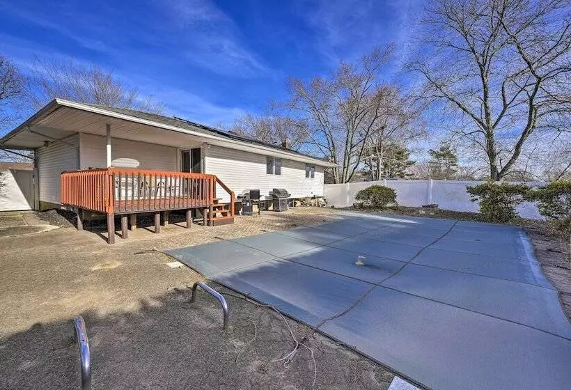 Quiet Commack Cottage W/ Pool, 8 Mi To Beach!