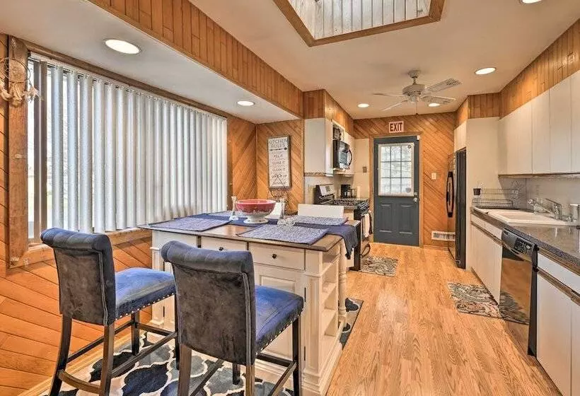 Quiet Commack Cottage W/ Pool, 8 Mi To Beach!