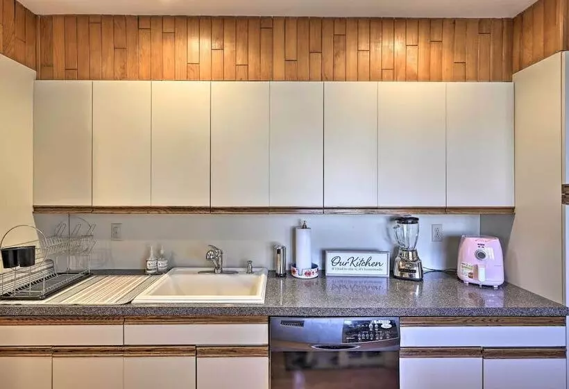 Quiet Commack Cottage W/ Pool, 8 Mi To Beach!