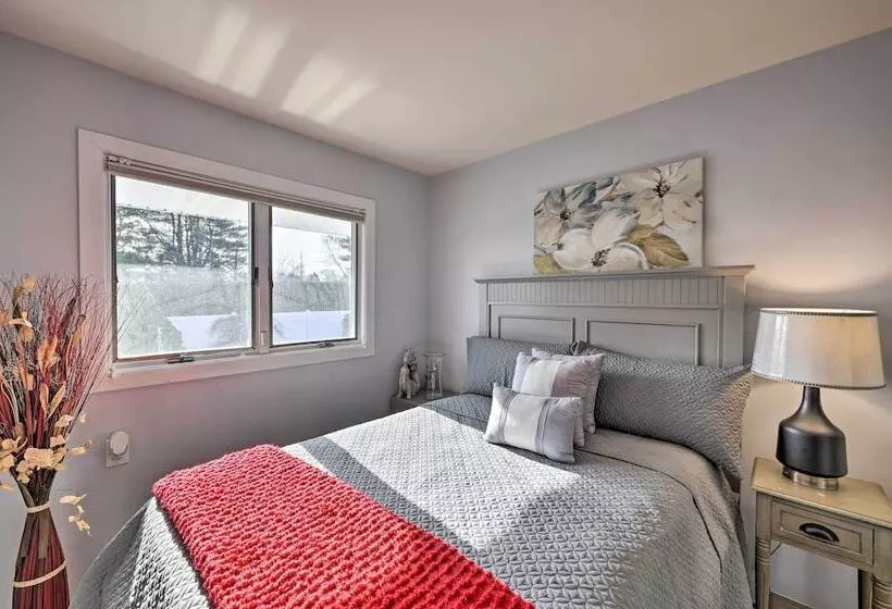 Quiet Commack Cottage W/ Pool, 8 Mi To Beach!