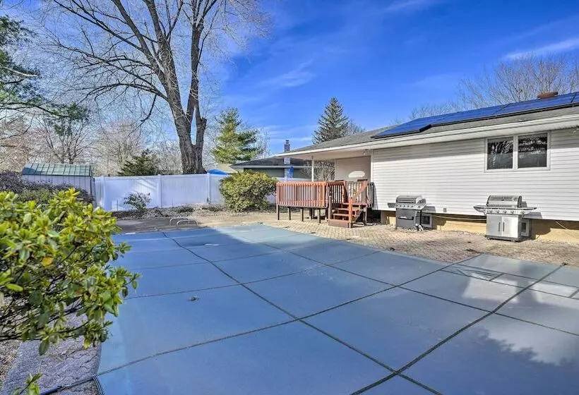 Quiet Commack Cottage W/ Pool, 8 Mi To Beach!