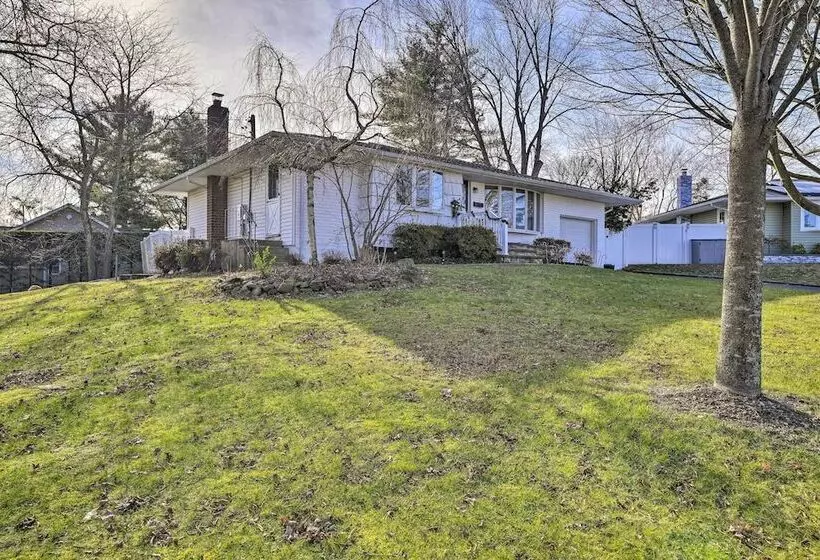 Quiet Commack Cottage W/ Pool, 8 Mi To Beach!