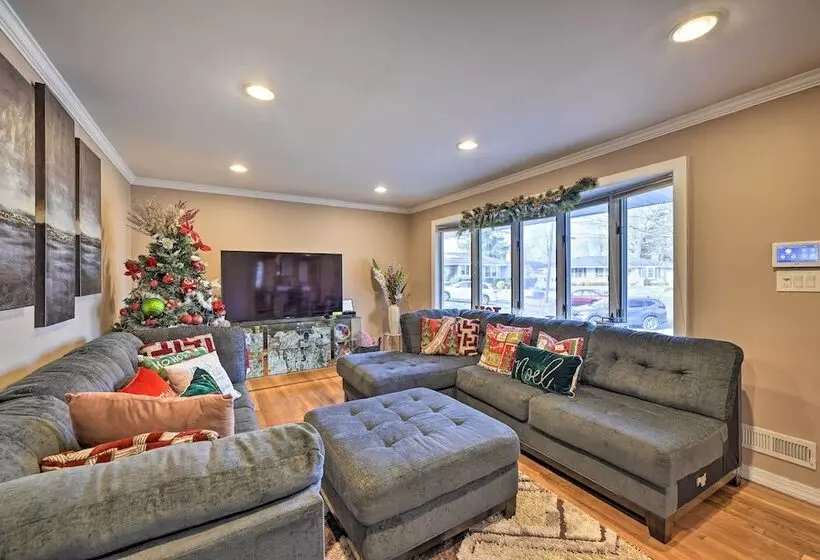 Quiet Commack Cottage W/ Pool, 8 Mi To Beach!