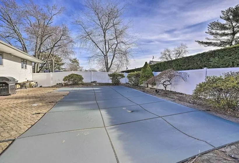 Quiet Commack Cottage W/ Pool, 8 Mi To Beach!