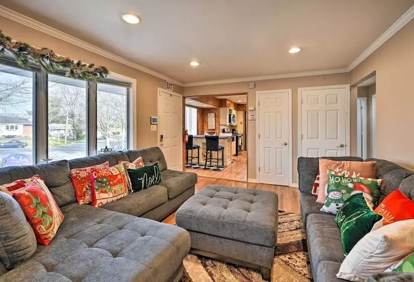 Quiet Commack Cottage W/ Pool, 8 Mi To Beach!