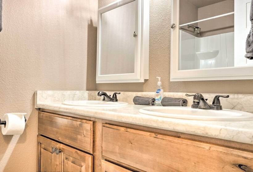 Quiet Haven W/ Hot Tub, 4 Mi To Canyon Lake!