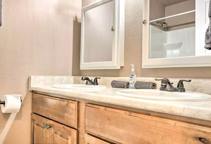 Quiet Haven W/ Hot Tub, 4 Mi To Canyon Lake!